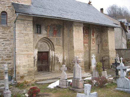 Le style roman de l’édifice, depuis le cimetière